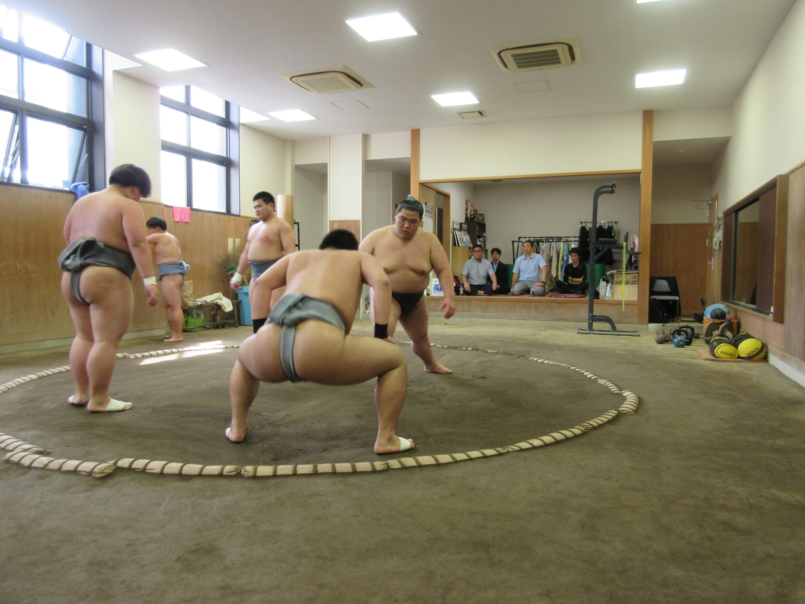 スポーツ・アート系列講義「大相撲の若松親方による指導と若手力士との合同稽古」の開催